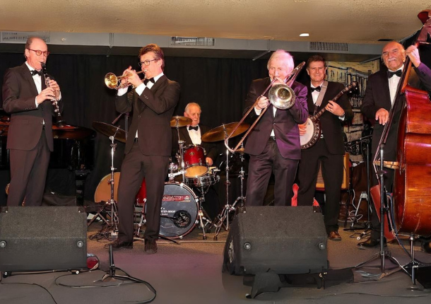 Die Swiss Ramblers Dixieland Jazzband spielt live auf einer Bühne