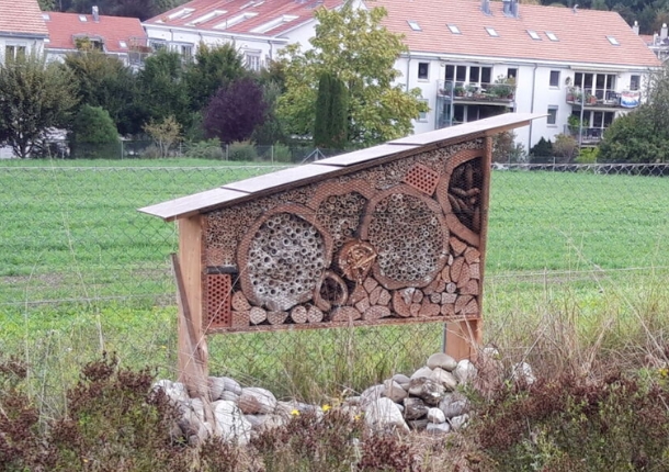 Bienenhotel zur Biodiversität im Garten des Weyergut Bethanien